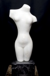 BRUNO GIORGI (1905/1993). Escultura em mármore branco representando torso feminino com base . Assinada. Acompanha base de mármore. Medidas: escultura 70cm, base  18x30x23cm.  base 91x 45x45cm.