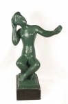 BRUNO GIORGI (1905/1993). Escultura em bronze patinado representando mulher sentada  olhando no espelho. Assinada, medindo em seu total 80x22x 33cm.