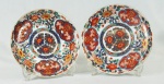 Par de pratos em porcelana japonesa Imari, ricamente trabalhado, medindo 24 cm de diâmetro ( ambos c/ pequeno bicado na borda)