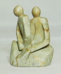 Escultura em pedra sabão, representando figuras masculinas, apresenta desgaste do tempo, medindo: