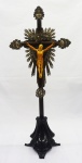 Belíssimo Crucifixo em jacarandá com ornamentos em prata e Cristo em marfim de Goa. Século XVIII. Medidas :  Cristo 28 x 24 cm.   crucifixo  111 x 51 cm.