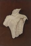 Escultura em barro patinado representando torso com figura do rosto de Cristo com inscrições  "Põe-me como um selo . Ct.". Assinatura não identificada, datado, 88. Medidas 36 x 32 cm