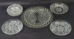 Lote contendo 5 diferentes peças em vidro, sendo: prato (24 cm), 3 pratinhos (bordas com bicados - 14 cm) e bowl (pequeno bicado na base- 5 x 11 cm)