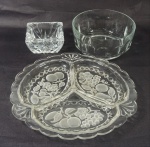 Lote contendo  3 peças em grosso vidro, sendo:  1 petisqueira decoração com frutas  (28 cm), 1 cinzeiro ( 6 c 10 cm) e 1 bowl  ( 8 x 17 cm).