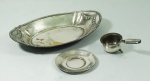 Lote contendo 2 peças em metal espessurado a prata , sendo: 1 coador de chá com pires(pé quebrado) e 1 petisqueira . No estado(marcas de uso).