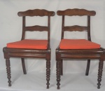 Par de cadeiras em madeira nobre com assentos em palhinha original, acompanha almofadas ( 1 cadeira com encosto necessitando reparos, e uma cadeira com palhinha furada). Medidas 88 x 50 x 40 cm.