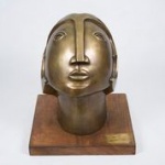 PICASSO - Pablo Ruiz Picasso (1861/1973). "Cabeça", escultura em bronze polido, assinado, medindo 36 cm de altura, base em madeira 30 x 33 cm, acompanha quadro com reprodução da obra, medindo 59x45 cm.