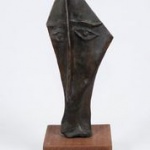 PICASSO - Pablo Ruiz Picasso (1861/1973). Rosto, escultura em bronze polido, assinado, medindo 34,5 cm de altura, base em madeira com 14,5x14,5 cm.
