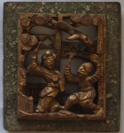 Placa chinesa em madeira esculpida e policromada representando cena do cotidiano medindo 13x11cm.