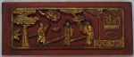 Placa chinesa  em madeira entalhada e policromada representando cena do cotidiano medindo 15x35,5cm.