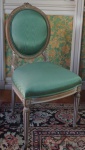 Lote composto por 12 cadeiras estilo Luis XV em madeira nobre entalhada e decorada com pátina decapê, estofadas na cor verde, medindo 98cm de altura. Tecido apresenta marcas de uso.