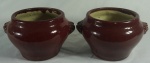 Par de bowls em cerâmica chinesa sangue de boi, pegas laterais em relevo e formato de cão de fó, medindo 23cm de largura cada.