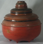 Grande bowl com quatro compartimentos em laca chinesa medindo 38cm de altura e 38cm de diâmetro.