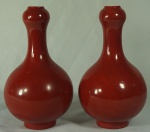 Par de vasos no formato de cabaças em porcelana japonesa, decorados em tom de rouge de fer, medindo 18cm cada.