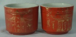 Par de potiches em porcelana em porcelana japonesa decorados em tom de rouge de fer e pagode em ouro, medindo 10cm de altura e 12cm de diâmetro cada.