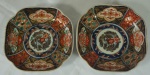 Par de imponentes pequenos bowls em porcelana japonesa Imari decorados nos tons de azul cobalto, rouge de fer, verde e ouro medindo 5x15x15cm cada.