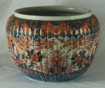 Grande bowl ricamente trabalhado em porcelana japonesa Imari com decoração em azul cobalto, rouge de fer e ouro, medindo 28x40cm.
