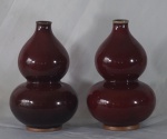 Par de vasos em porcelana chinesa sangue de boi com duplo bulbo medindo 27cm de altura cada.