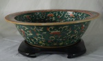 Grande bowl em porcelana chinesa ricamente policromado na parte interna e externa, possui decoração floral , assinado, acompanha peanha em madeira. Medida: 40cm de diâmetro e 12cm de altura. Altura total: 15cm.