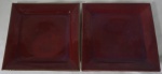 Par de pratos em porcelana chinesa sangue de boi em formato quadrado, medindo 23x23cm cada.