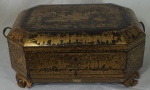 Imponente e rara caixa de costura em charon chinês ricamente pintado a mão a ouro, acompanha agulhas e acessórios para costura em marfim, medindo 16x37x26cm.