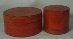 Lote composto de 2 peças em laca chinesa na tonalidade rouge de fer medindo respectivamente 21cm de diâmetro e 11cm de altura; 14cm de diâmetro e 12cm de altura.