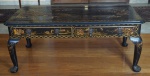 Mesa de centro inglesa no estilo chinoiserie ricamente trabalhada aos moldes Cora Mandel, com 2 gavetas, medindo 45x100x52cm.