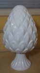 Pinha em cerâmica vitrificada medindo 58cm de altura.