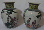 Par de vasos em porcelana chinesa ricamente policromados retratando cenas do cotidiano, assinado na base. Medida: 27cm de altura.