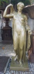 Escultura em cerâmica dura, cozida em forno alto (grês), representando Afrodite. Estruturalmente perfeita, sem lascados, mas com perdas no dourado. Alt. 175 cm.
