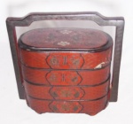 Marmiteira em laca chinesa e madeira, com 4 recipientes. Medida: 30x29cm.