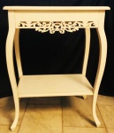 Mesa de apoio em madeira pintada de branco com saia vazada. Medidas 82 x 61 x 39 cm.