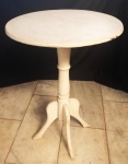 Mesa de apoio em madeira patinada de branco em estilo inglês (marcas do tempo). Medidas 75 x 52 cm.