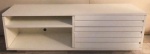 Rack em MDF branco com 2 prateleiras e 3 gavetas. Medidas 60 x 180 x 52 cm.
