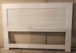 Cama de casal com cabeceira em madeira laqueada de branco ,  modelo Symphony- Botafogo, estrado em ferro. Medidas cabeceira 120 x 170 cm.