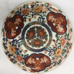 Prato em porcelana japonesa Imari, ricamente trabalhado, medindo 24 cm de diâmetro.