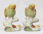 Grupo escultórico, par de pássaros em porcelana policromada medindo 10x6 cm
