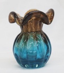 Pequeno jarro em vidro murano, em tons de azul e âmbar, medindo 14 cm de altura