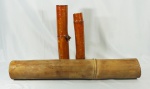 Lote composto de 3 bambus decorativos .Medidas alts. 54cm , 90 cm e 130 cm diâm. 8 cm, 9 cm e 14 cm.
