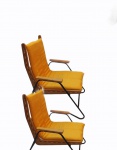 CARLO HAUNER - Par de poltronas com estrutura em ferro tubular, assento em madeira nobre de jatobá, estofado em tecido amarelo. Medindo 90x63x65 cm cada