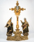 Conjunto de imagens  em madeira policromada e dourada, composto de dois santos  , medindo 30 cm cada, um crucifixo com Cristo , medindo 55 cm e peanha , medindo 41 x 43 cm.
