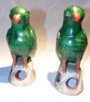 Par de papagaios em cerâmica policromada, medindo  21 cm. cada.