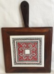 Bandeja em madeira nobre, revestida de azulejo, com pega em madeira, medindo 22 x 22 cm.