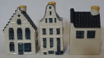 Três miniaturas de edificações em porcelana européia, medindo 9, 9.5 e 10 cm de altura.