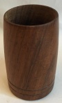 Porta lápis em Jacarandá no formato cônico, decorado com frisos, medindo 9 x 4 cm.