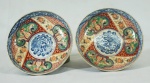Par de covilhetes em porcelana japonesa Imari, ricamente trabalhado, em tons de azul, rouge de fer, verde e ouro, inscrições na base, com 12 cm de diâmetro
