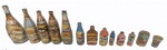 Conjunto com 14 garrafas de vidro com areia, de diversos autores e tamanhos, medindo entre 27 e 17 cm.