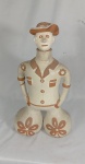 "Homem", Vale do Jequitinhonha-MG, moringa com tampa em cerâmica pintada medindo 48 x 30 cm. Chapéu e gargalo apresentam restauro.