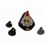 "Galinha com 3 pintinhas", Porto de Galinhas-PE, peça em cerâmica policromada medindo 6 x 8 cmcada galinha e 3 x 3 cm cada pintinho.