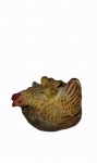 "Galinha com pintinhos", Taubaté-SP, peça em cerâmica policromada medindo 4 x 7 x 5 cm.
